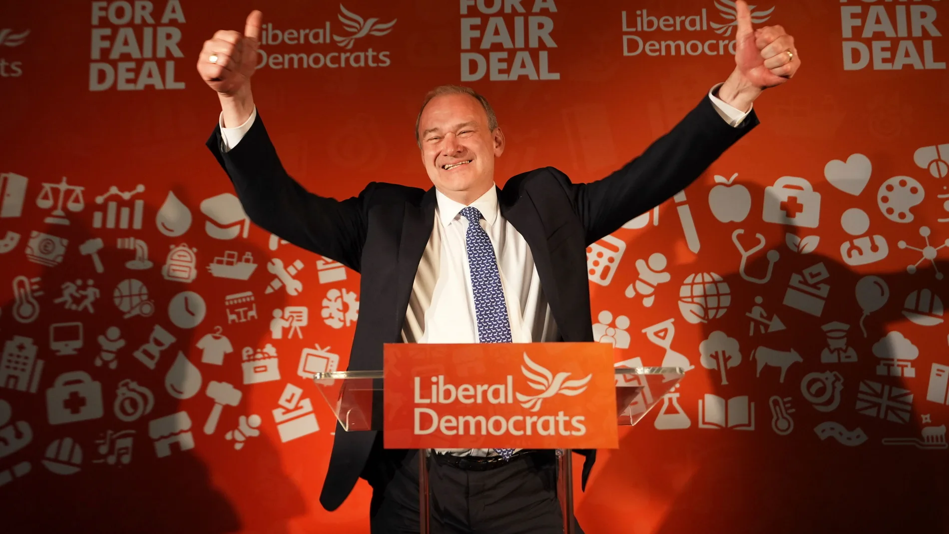 El líder de los liberal demócratas, Ed Davey, celebra el histórico resultado de su partido