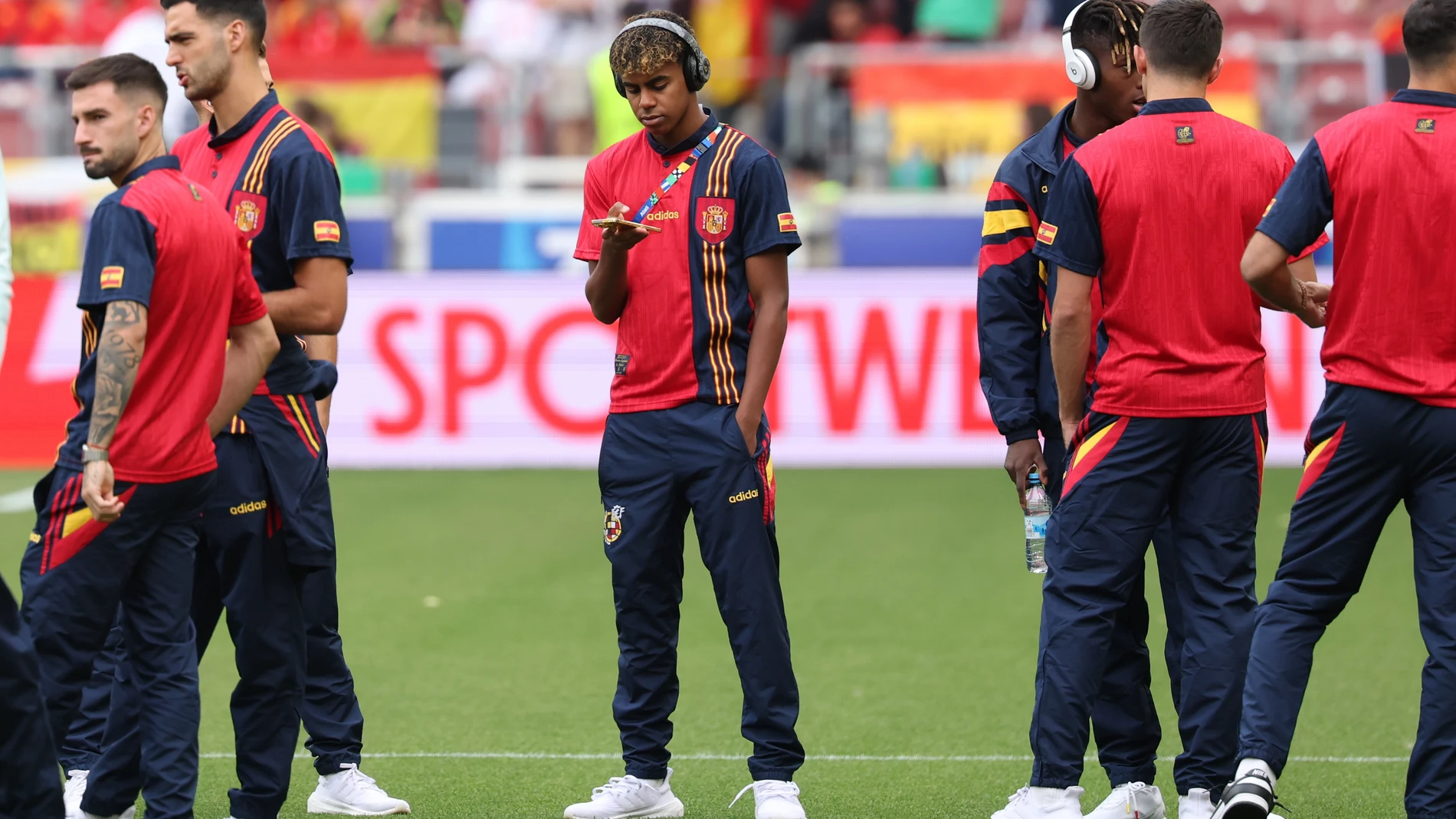 Stuttgart (Germany), 05/07/2024.- Lamine Yamal of Spain during the pitch inspection ahead of the UEFA EURO 2024 quarter-finals soccer match between Spain and Germany, in Stuttgart, Germany, 05 July 2024. (Alemania, España) EFE/EPA/FRIEDEMANN VOGEL