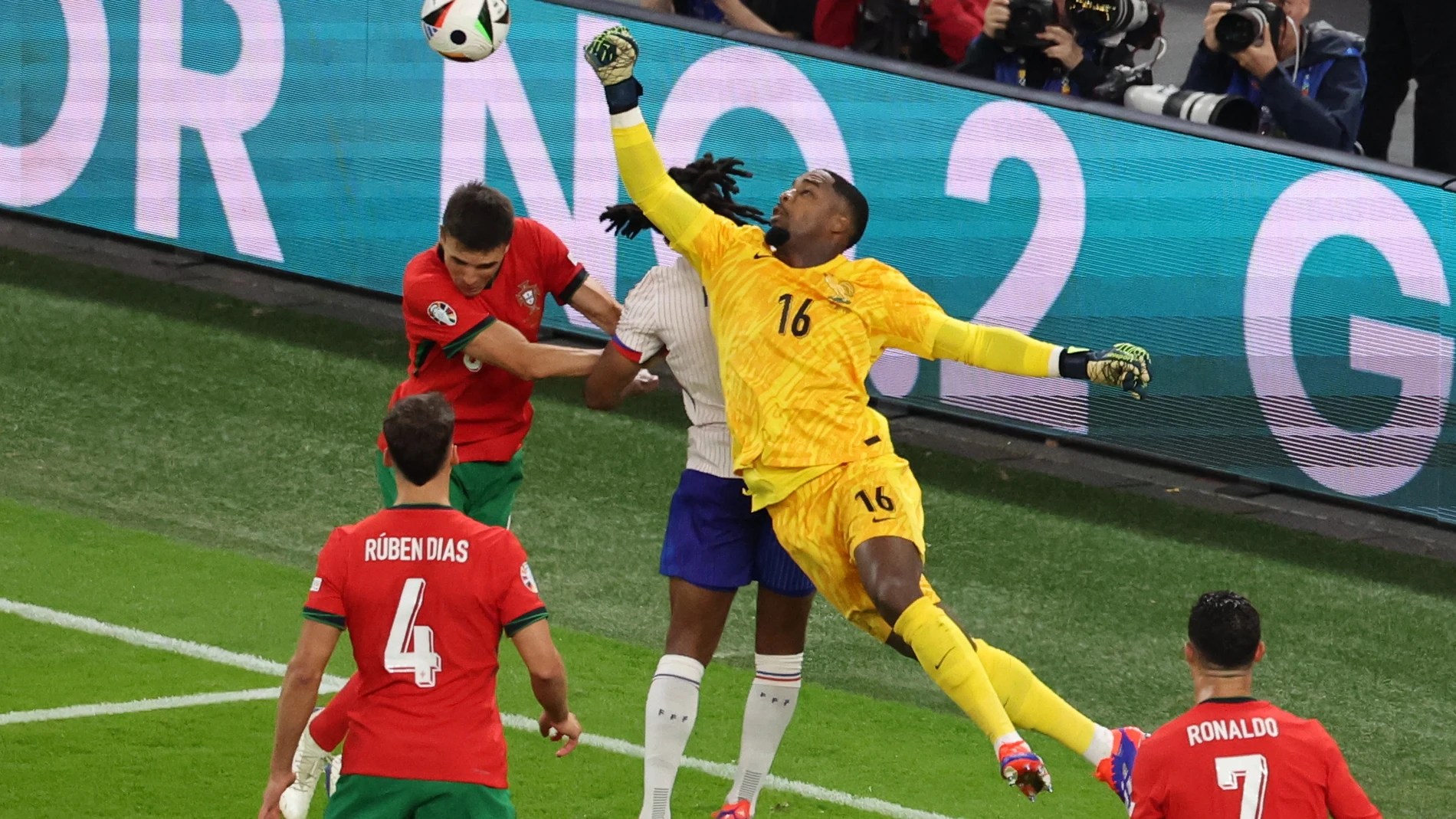 Maignan salta para cerrar un balón aéreo