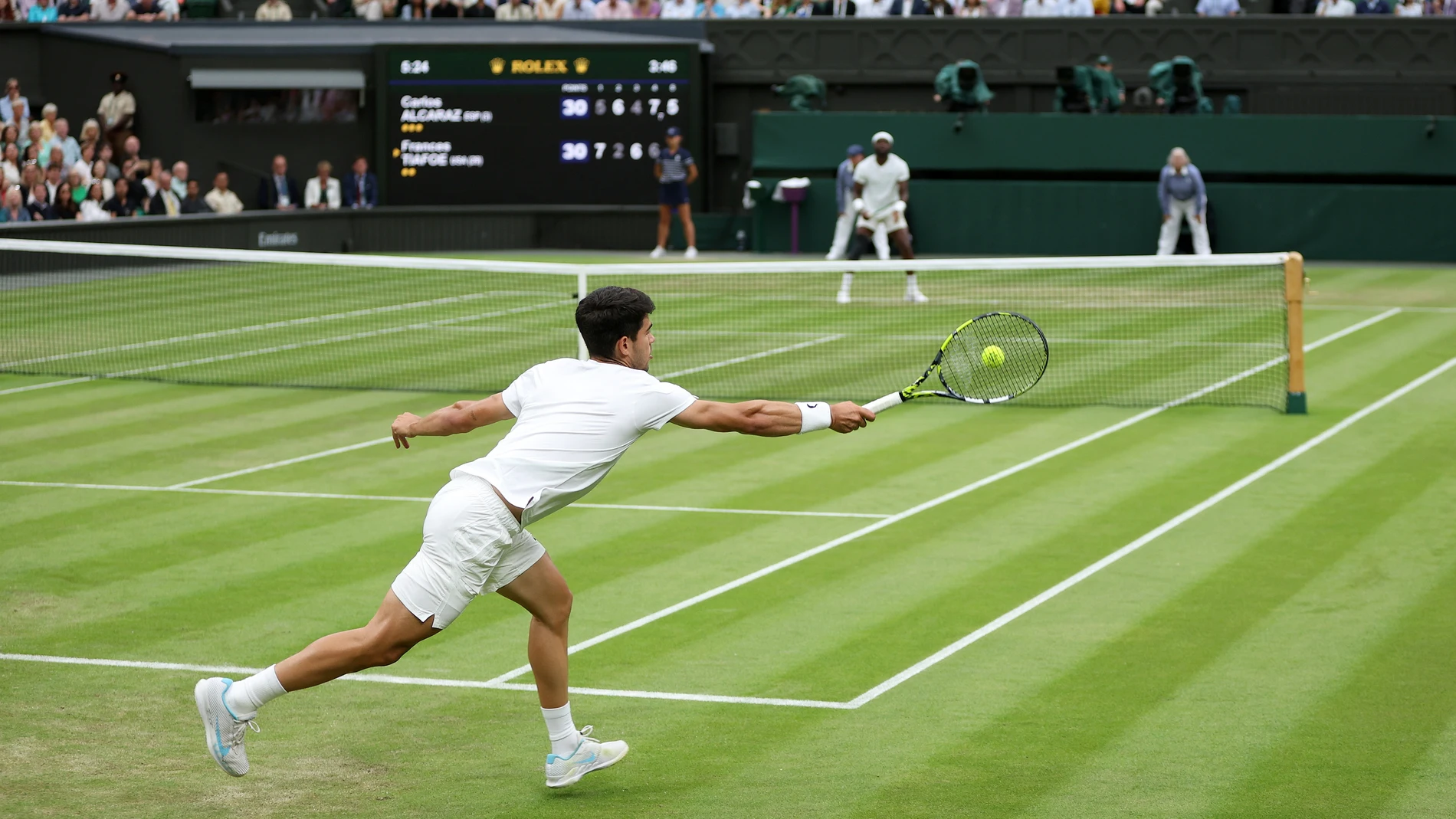 Wimbledon (United Kingdom), 05/07/2024.- Carlos Alcaraz (foreground) of Spain in action during the Men's 3rd round match against Frances Tiafoe of the USA at the Wimbledon Championships, Wimbledon, Britain, 05 July 2024. (Tenis, Francia, España, Reino Unido) EFE/EPA/ADAM VAUGHAN EDITORIAL USE ONLY