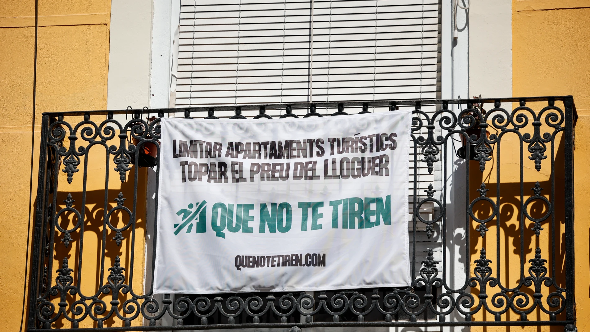GRAFCVA1618. VALENCIA, 05/07/2024.-Detalle de un cartel que pide limitar las vivienda turística en el centro de la ciudad cuando la proliferación de los pisos turísticos en España, que coincide con unas cifras turísticas de récord y una escalada en los precios de la vivienda, se ha convertido en un asunto político y social de primer orden para las regiones y municipios más afectados, que están actuando de diferentes maneras para afrontar la situación. EFE/Biel Aliño