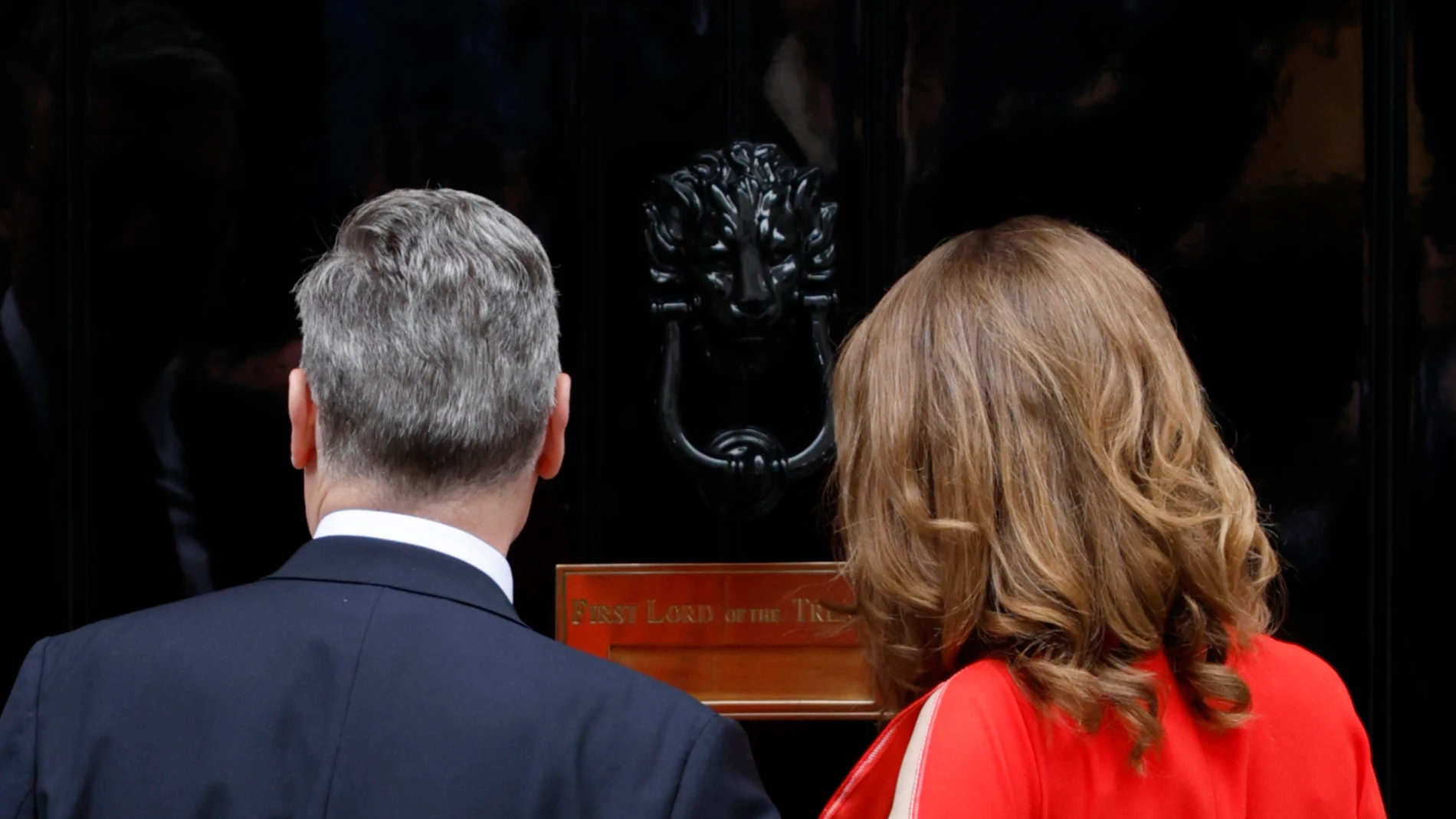 Britain's Prime Minister Keir Starmer and his wife Victoria enter the door of 10 Downing Street in London, Friday, July 5, 2024. Britain's Labour Party swept to power Friday after more than a decade in opposition, as a jaded electorate handed the party a landslide victory, but also a mammoth task of reinvigorating a stagnant economy and dispirited nation. (AP Photo/David Cliff)