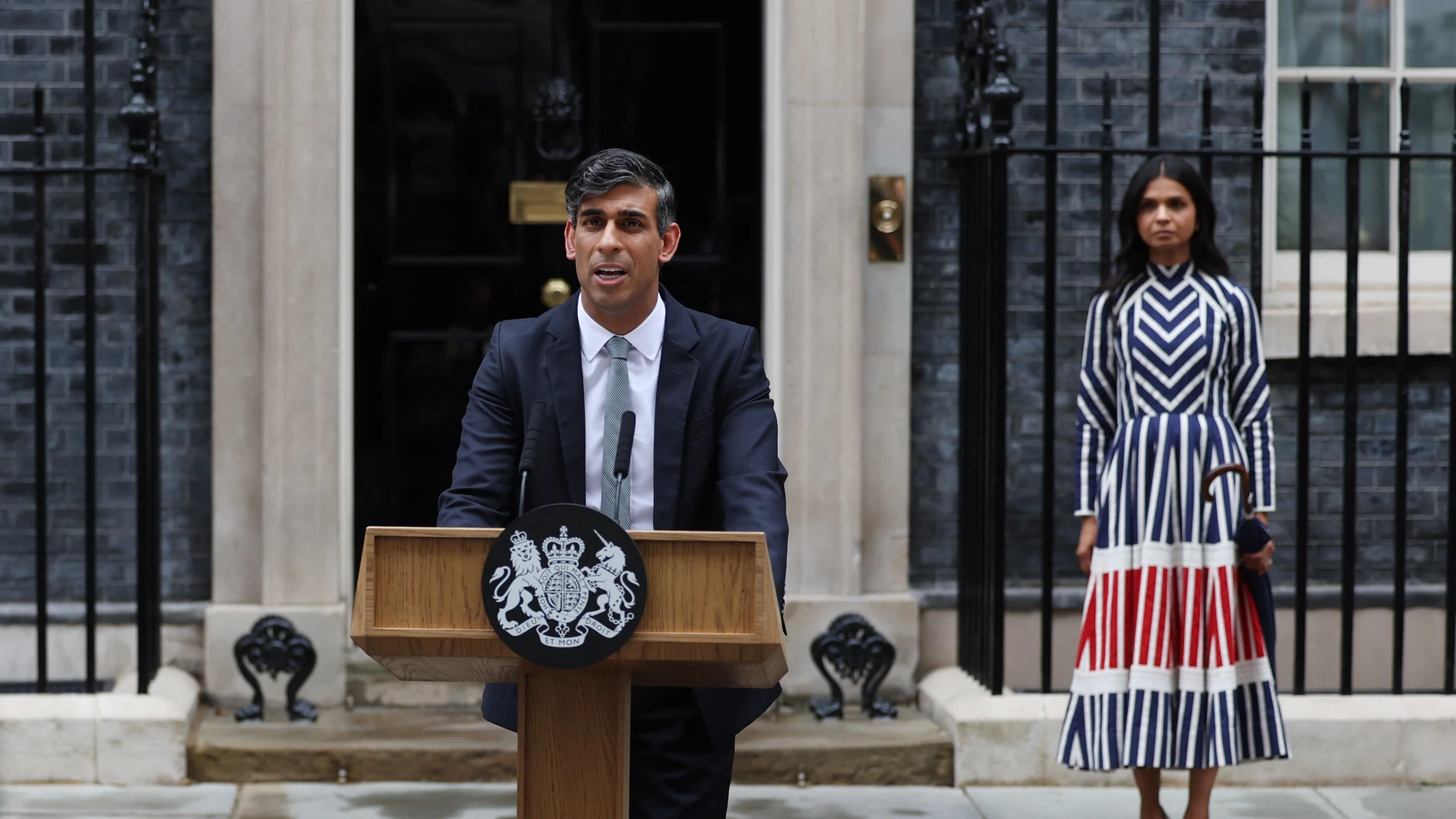 -FOTODELDÍA- LONDRES (R.UNIDO).- El primer ministro británico saliente, Rishi Sunak, acompañado de su esposa, Akshata Murty (d), hace una declaración a las puertas de Downing Street en Londres, Gran Bretaña, el 05 de julio de 2024, tras los resultados de las elecciones. Los británicos acudieron a las urnas el 04 de julio 2024, que el Partido Laborista liderado por Keir Starmer ha ganado con amplia mayoría. EFE/ANDY RAIN