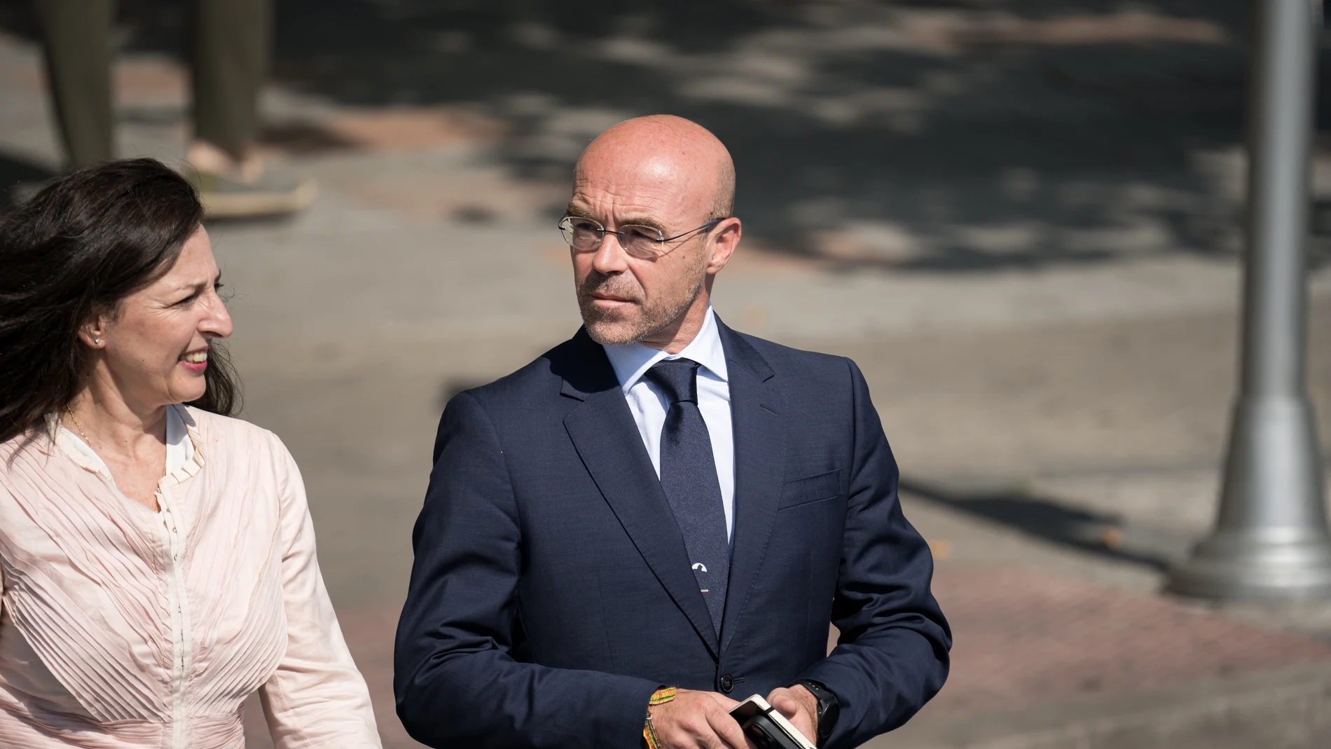 El líder de VOX en Bruselas, Jorge Buxadé, a su salida de los juzgados de Plaza de Castilla, a 5 de julio de 2024, en Madrid (España). El titular del Juzgado de Instrucción número 41 de Madrid, Juan Carlos Peinado, ha citado a declarar como investigada a Begoña Gómez, esposa del presidente del Gobierno, Pedro Sánchez, por la presunta comisión de los delitos de corrupción en el sector privado y tráfico de influencias, dentro de las diligencias abiertas por la relación profesional con diversos ...
