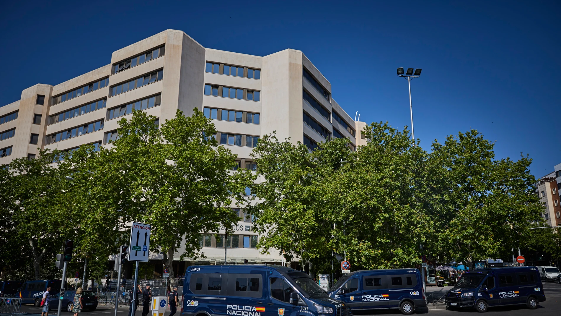 Ambiente en los juzgados de plaza de Castilla a los que acudirá la joven a declarar por la presunta agresión sexual con sumisión química que habría sufrido a manos de "Los Petazetaz"