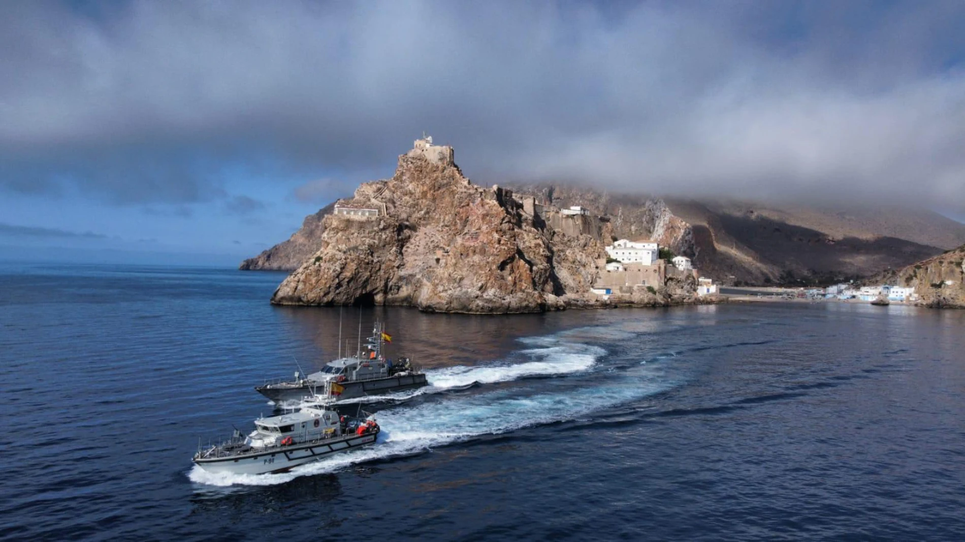 Los patrulleros espaloles, junto al Peñón de Vélez de la Gomera