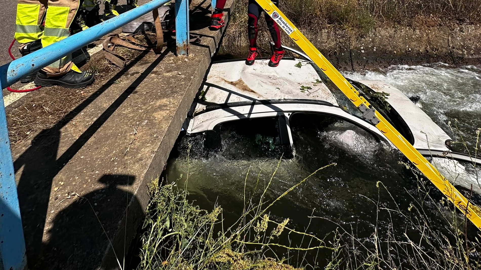 Rescatados un hombre de 95 años y una mujer de 65 tras caer su vehículo a un arroyo en Puente Villarente (León)