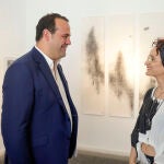 El diputado de Cultura, David Mingo, y la autora de la muestra, Rocío Caramazana, inauguran la exposición de pintura ‘Las líneas del alma’, que permanecerá hasta el próximo 1 de septiembre.