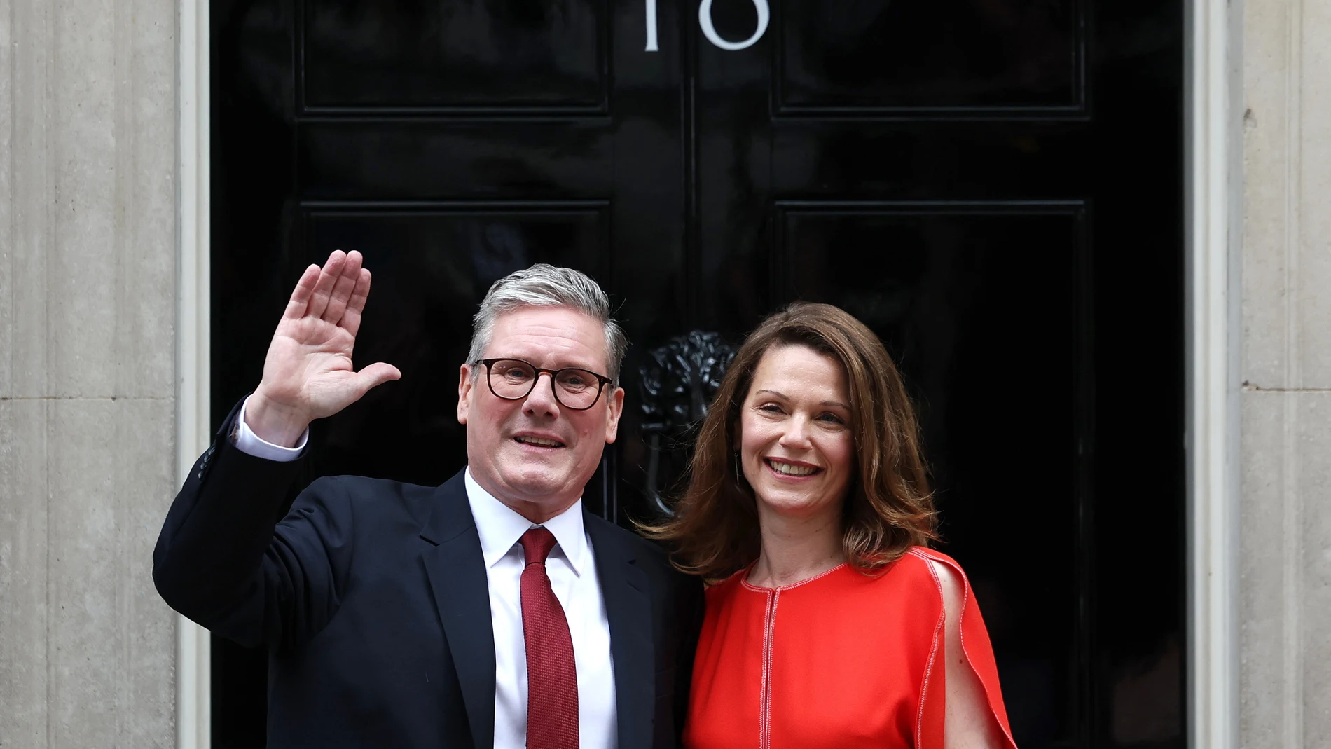 London (United Kingdom), 05/07/2024.- Britain's new Prime Minister Keir Starmer (L) and his wife Victoria Starmer wave to the media on the steps of 10 Downing Street in London, Britain, 05 July 2024. Labour party leader Keir Starmer became the country's new prime minister on 05 July, after his party won a landslide victory in the general election. (Elecciones, deslizamiento de tierras, Reino Unido, Londres) EFE/EPA/ANDY RAIN