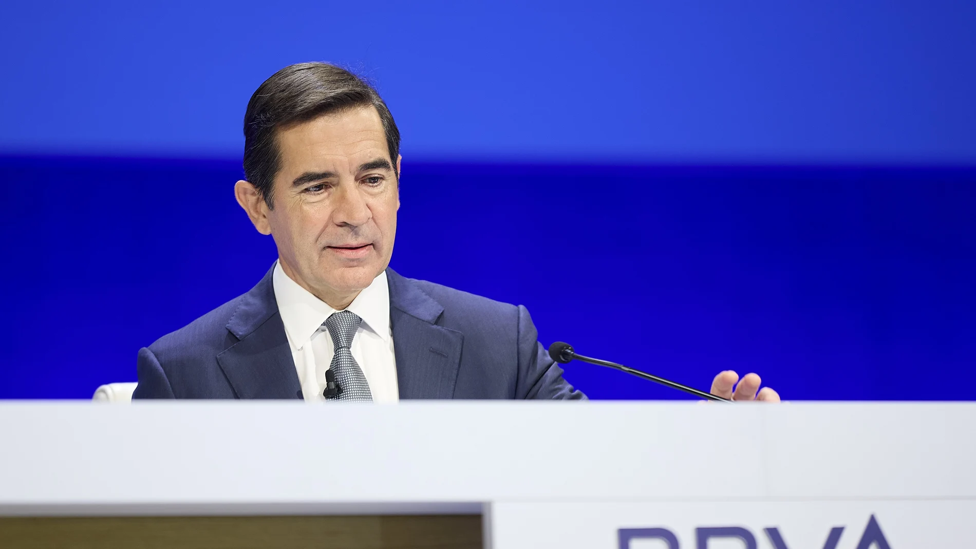 El presidente del BBVA, Carlos Torres Vila, interviene durante la Junta General Extraordinaria de Accionistas del BBVA, en el Palacio Euskalduna, a 5 de julio de 2024, en Bilbao.