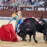 Buen derechazo de Álvaro de Chinchón al tercero