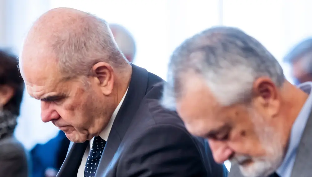 Los expresidentes socialistas Manuel Chaves (i) y José Antonio Griñán (d), en la sala de la Audiencia de Sevilla en el juicio que se sigue de la pieza política del caso ERE.