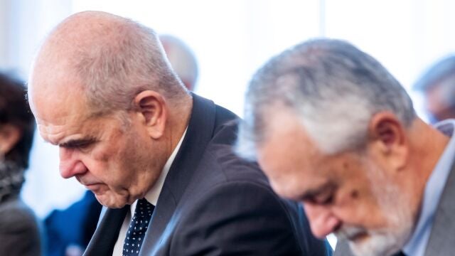 Los expresidentes socialistas Manuel Chaves (i) y José Antonio Griñán (d), en la sala de la Audiencia de Sevilla en el juicio que se sigue de la pieza política del caso ERE.