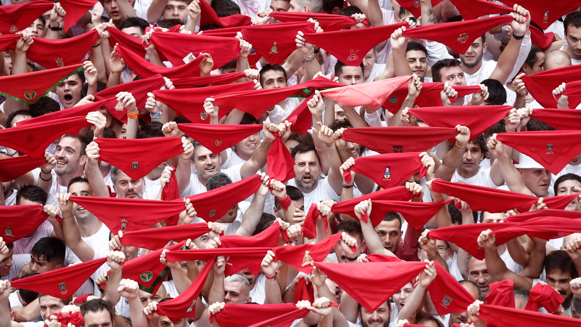 -FOTODELDIA- PAMPLONA, 06/07/2024.- La ciudad española de Pamplona se convierte este sábado en la capital mundial de la fiesta, con el lanzamiento del chupinazo que da inicio a los Sanfermines 2024, hasta dentro de nueve días, cuando se entone el triste 'Pobre de mí'. EFE/Jesus Diges