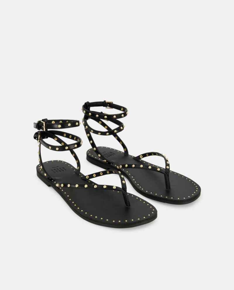 Sandalias planas con tachuelas.