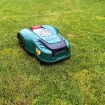 Aun bajo una lluvia ligera, el Robot Cortacésped Parkside PMRDA 20-Li, se comporta bien.