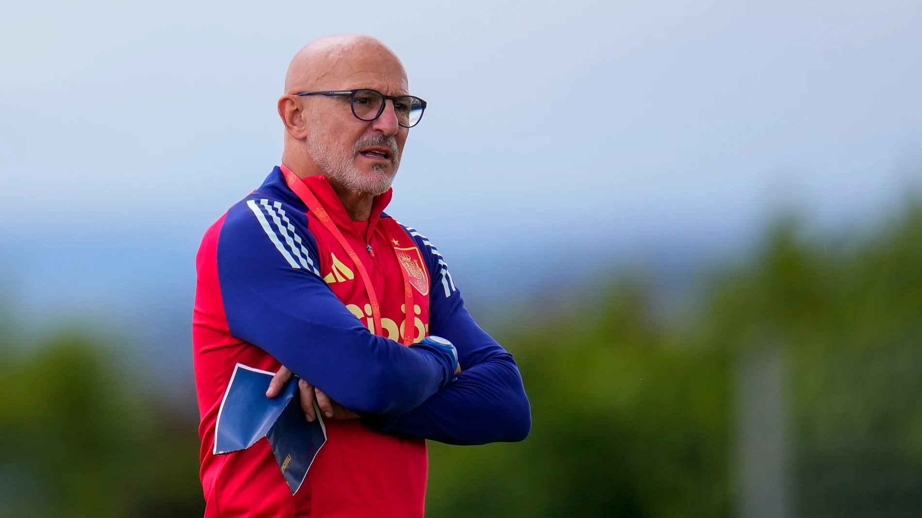 Spain's head coach Luis de la Fuente monitors a training session ahead of Tuesday's Euro 2024, semifinal soccer match against France in Donaueschingen, Germany, Saturday, July 6, 2024. (AP Photo/Manu Fernandez)