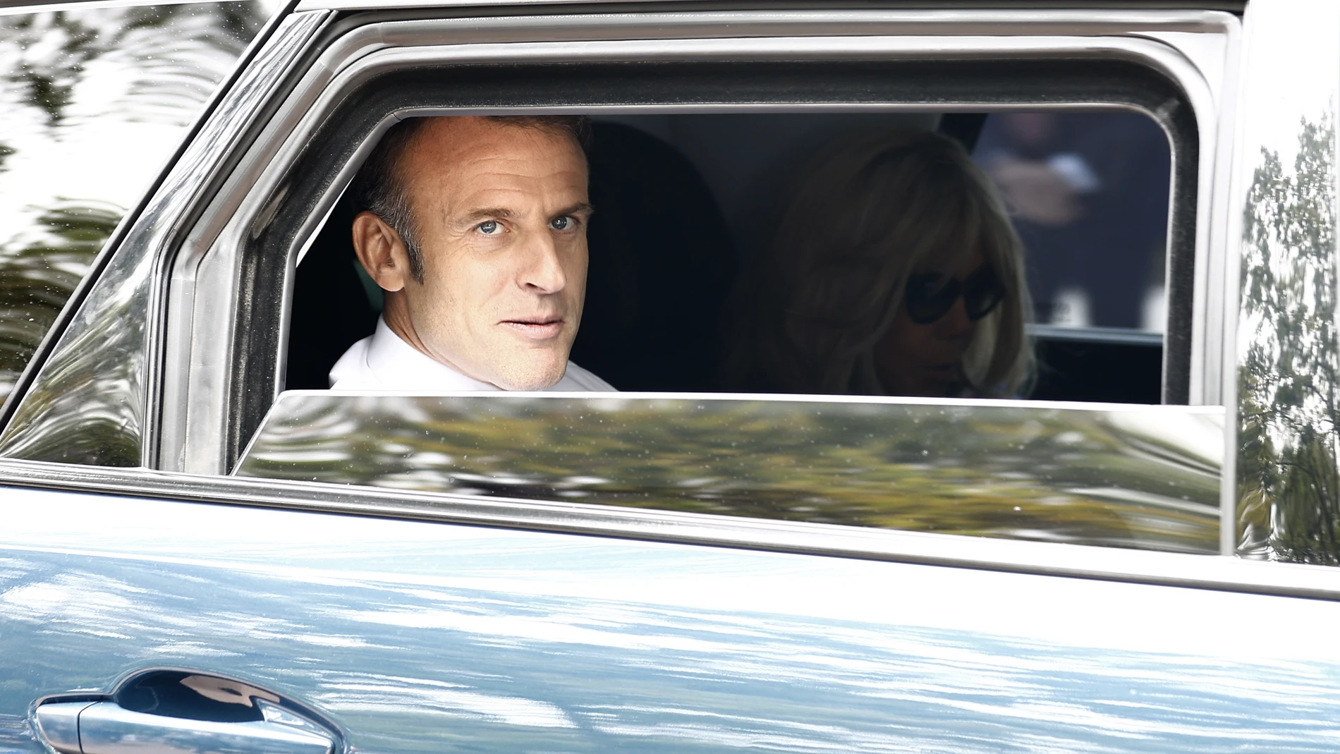 Le Touquet (France), 07/07/2024.- French President Emmanuel Macron (L) and French First Lady Brigitte Macron (R) leave by car after casting their votes in the second round of French parliamentary elections at a polling station in Le Touquet-Paris-Plage, northern France, France, 07 July 2024. After the first round of legislative elections, where the far right party le Rassemblement National (RN) came ahead, the country votes again on 07 July for the second round with results expected at about ...