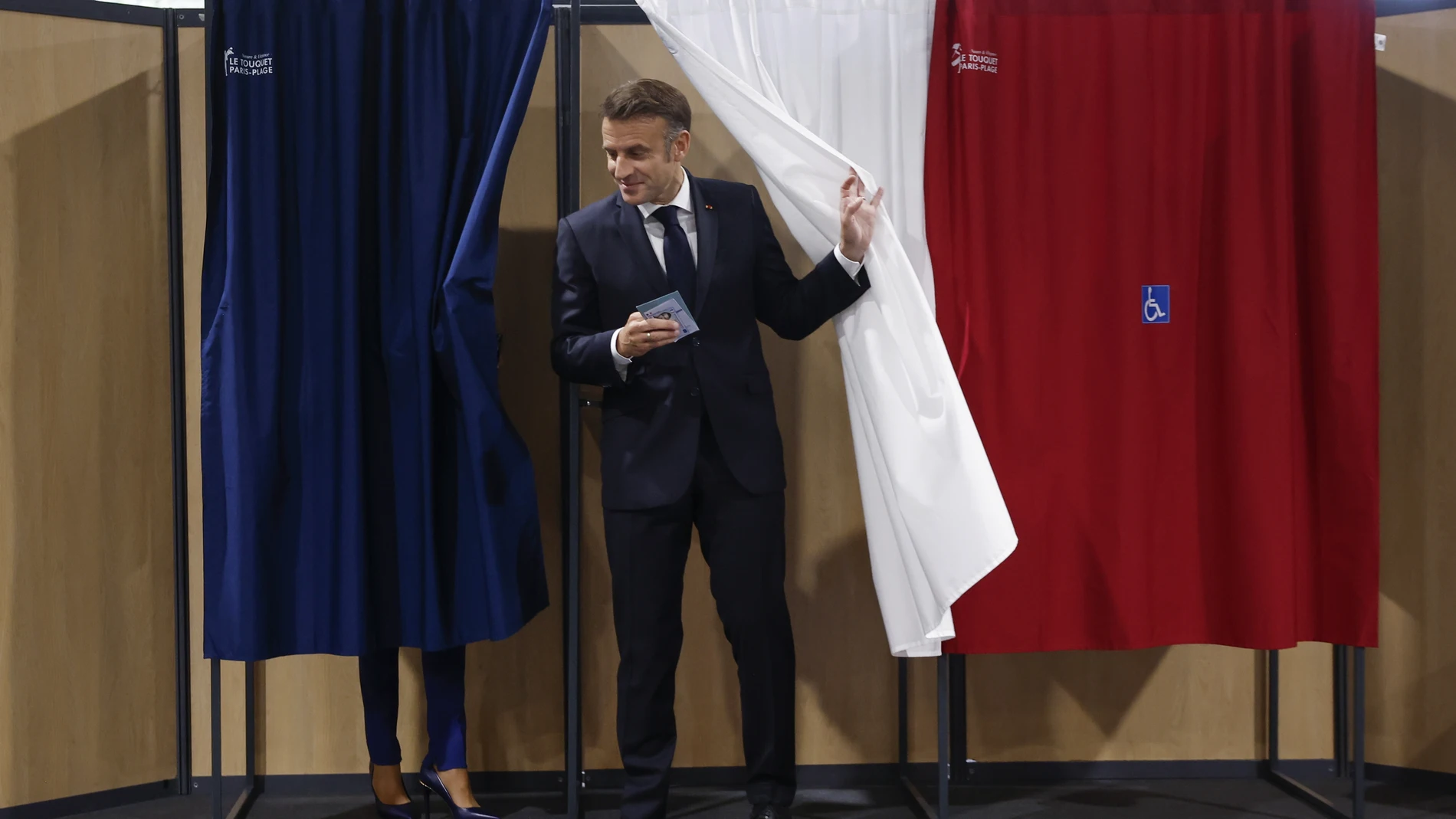 Le Touquet (France), 07/07/2024.- French President Emmanuel Macron (R) and French First Lady Brigitte Macron (L) vote at a polling station in the second round of French parliamentary elections in Le Touquet-Paris-Plage, northern France, France, 07 July 2024. After the first round of legislative elections, where the far right party le Rassemblement National (RN) came ahead, the country votes again on 07 July for the second round with results expected at about 20h00 local time. (Elecciones, Fra...