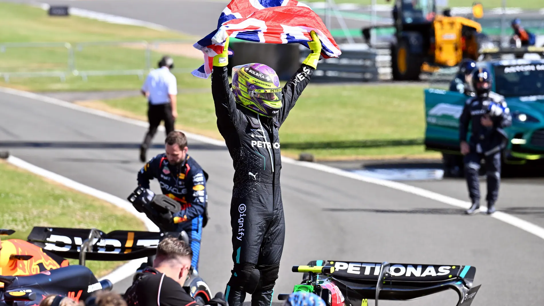 Towcester (United Kingdom), 07/07/2024.- Mercedes driver Lewis Hamilton of Britain celebrates winning the Formula One British Grand Prix at the Silverstone Circuit racetrack in Towcester, Britain, 07 July 2024. (Fórmula Uno, Reino Unido) EFE/EPA/PETER POWELL