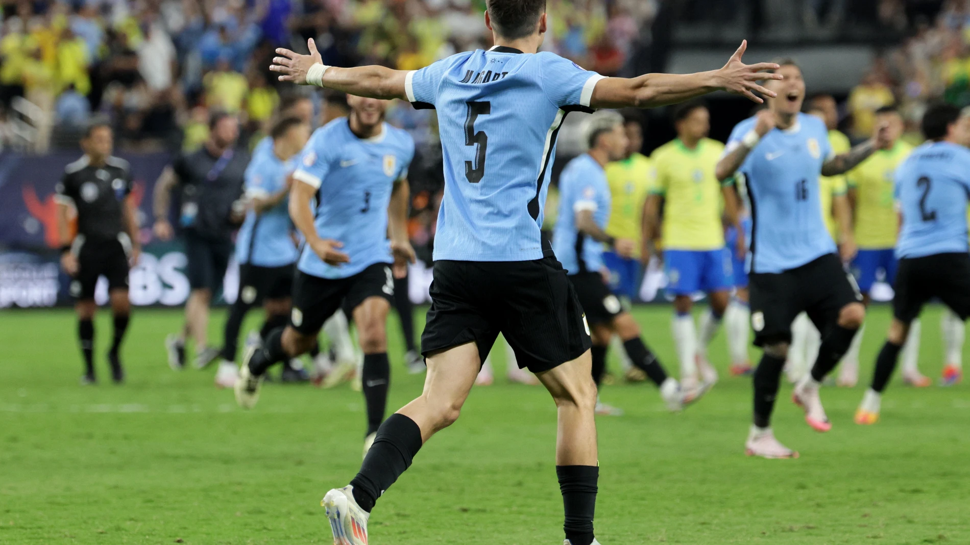 Las Vegas (United States), 07/07/2024.- Manuel Ugarte of Uruguay celebrates after he scores the winning goal during the penalty shootout during the CONMEBOL Copa America 2024 Quarter-finals match between Uruguay and Brazil, in Las Vegas, Nevada, USA, 06 July 2024. (Brasil) EFE/EPA/ALLISON DINNER