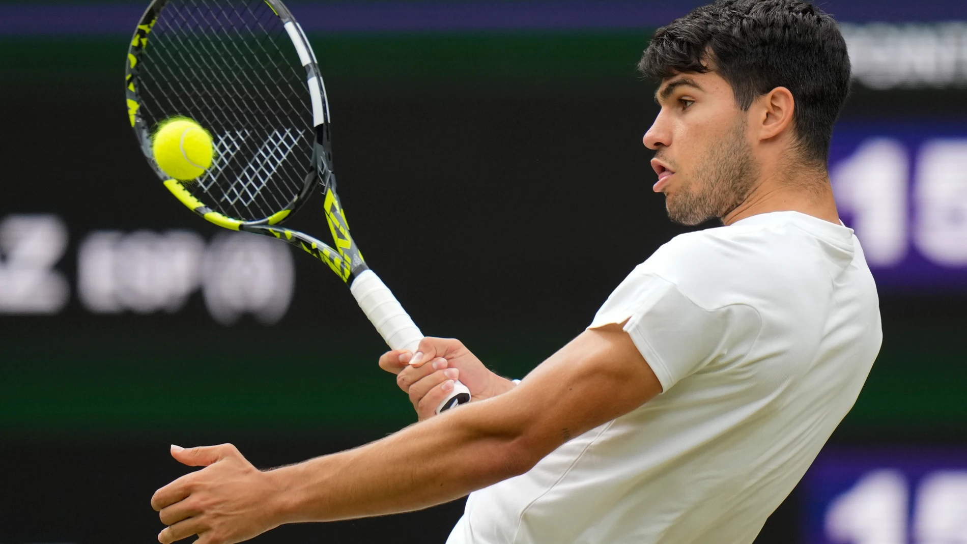 Carlos Alcaraz of Spain plays a forehand return to Ugo Humbert of France during their fourth round match at the Wimbledon tennis championships in London, Sunday, July 7, 2024. (AP Photo/Alberto Pezzali)