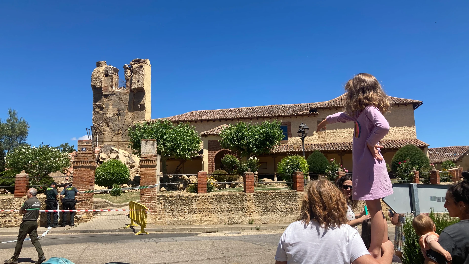 Cae desplomada la torre de la iglesia de Villaturiel (León)