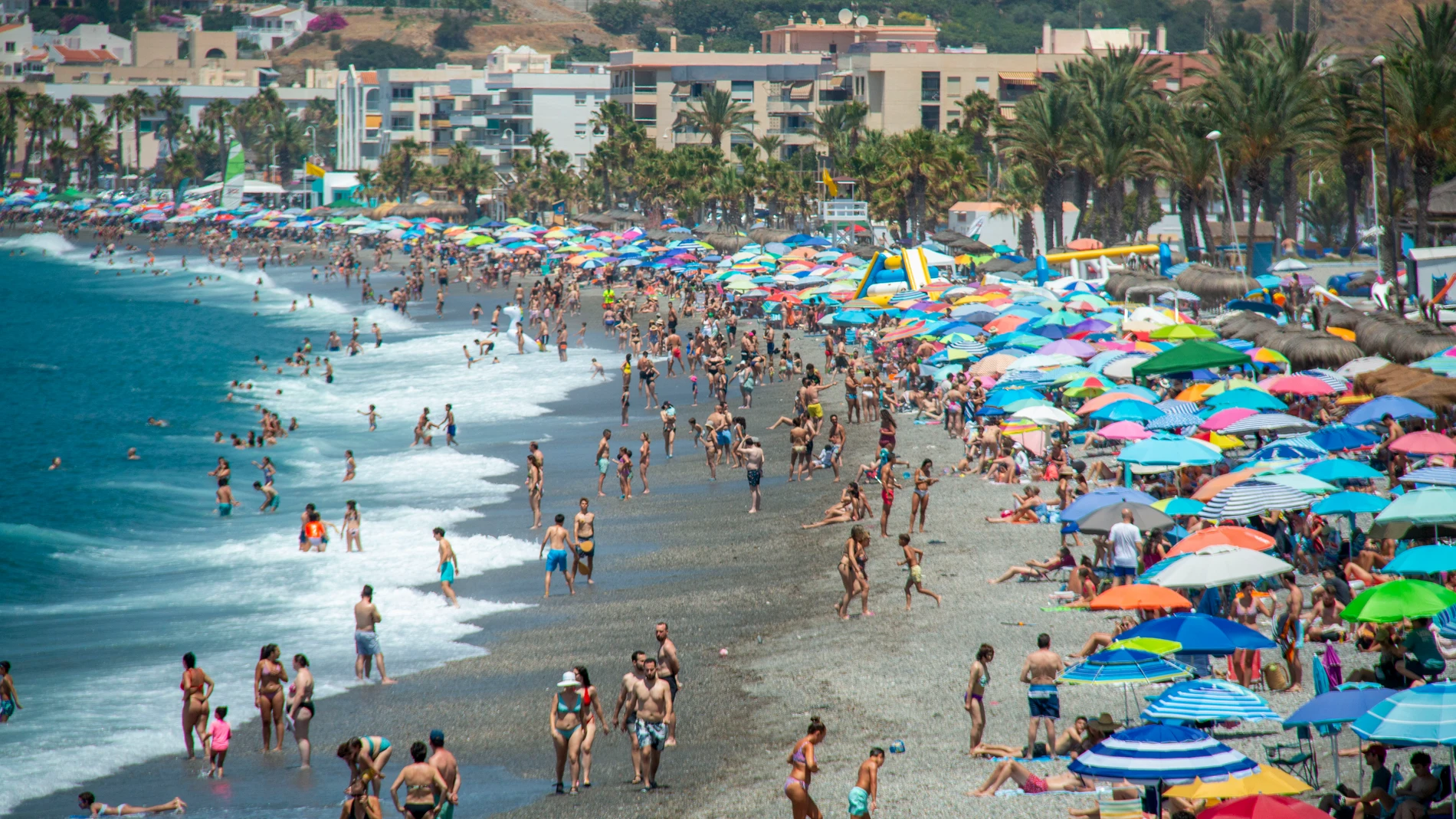 MOTRIL (GRANADA), 07/07/2024.- Multitud de personas se han acercado durante este primer fin de semana de julio a la playa de La Herradura (Granada), para disfrutar del buen tiempo y combatir las altas temperaturas. EFE/Alba Feixas