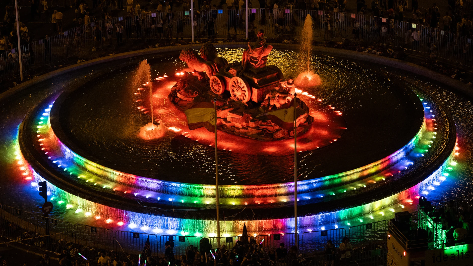 Cientos de personas durante la manifestación estatal del Orgullo LGTBI+ 2024, a 6 de julio de 2024, en Madrid (España). La manifestación, que recorre el paseo del Prado desde Atocha hasta la plaza de Colón, se ha celebrado bajo el lema ‘Educación, derechos y paz: Orgullo que transforma’. La marcha, en la que participan 51 carrozas, se ha organizado para "reclamar la implantación de la Educación en Diversidad de manera generalizada como vehículo para combatir la LGTBIfobia", así como para "rei...