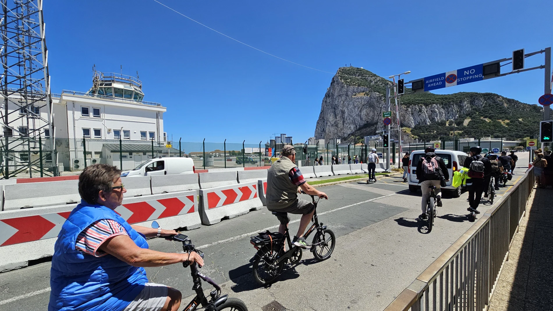 Varios turistas se disponen a cruzar el aeropuerto de Gibraltar.