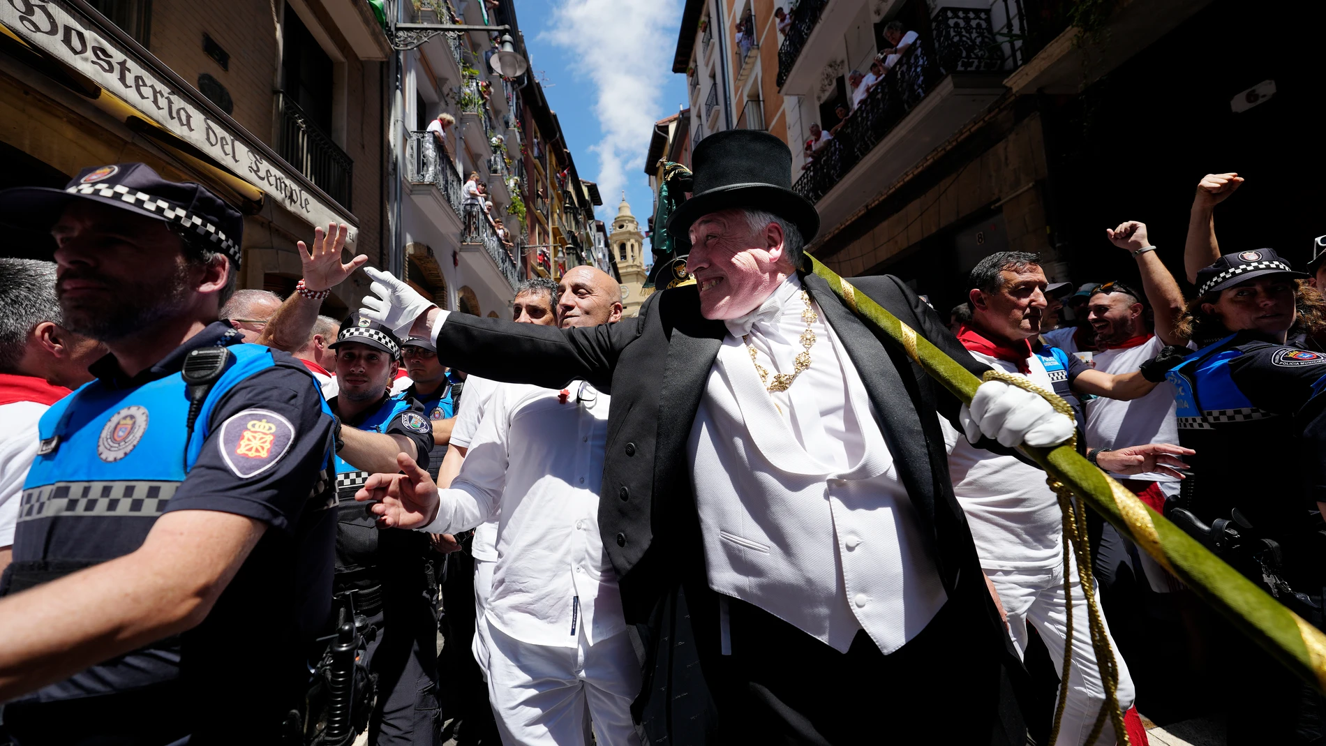 GRAFCAV4775. PAMPLONA, 07/07/2024.- El alcalde de Pamplona Joseba Asiron saluda a un grupo de ciudadanos al termino de la procesión en honor a San Fermín que ha concluido sin incidentes este 7 de julio, logrando así uno de los objetivos marcados por la corporación municipal para estas fiestas en el 'Manifiesto Social por la Convivencia' aprobado por unanimidad. Tras el recorrido por las calles de la ciudad y la celebración religiosa en la iglesia de San Lorenzo, la procesión ha emprendido su...