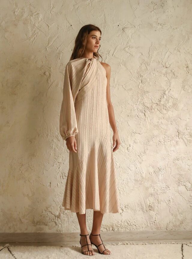 Vestido de manga asimétrica.