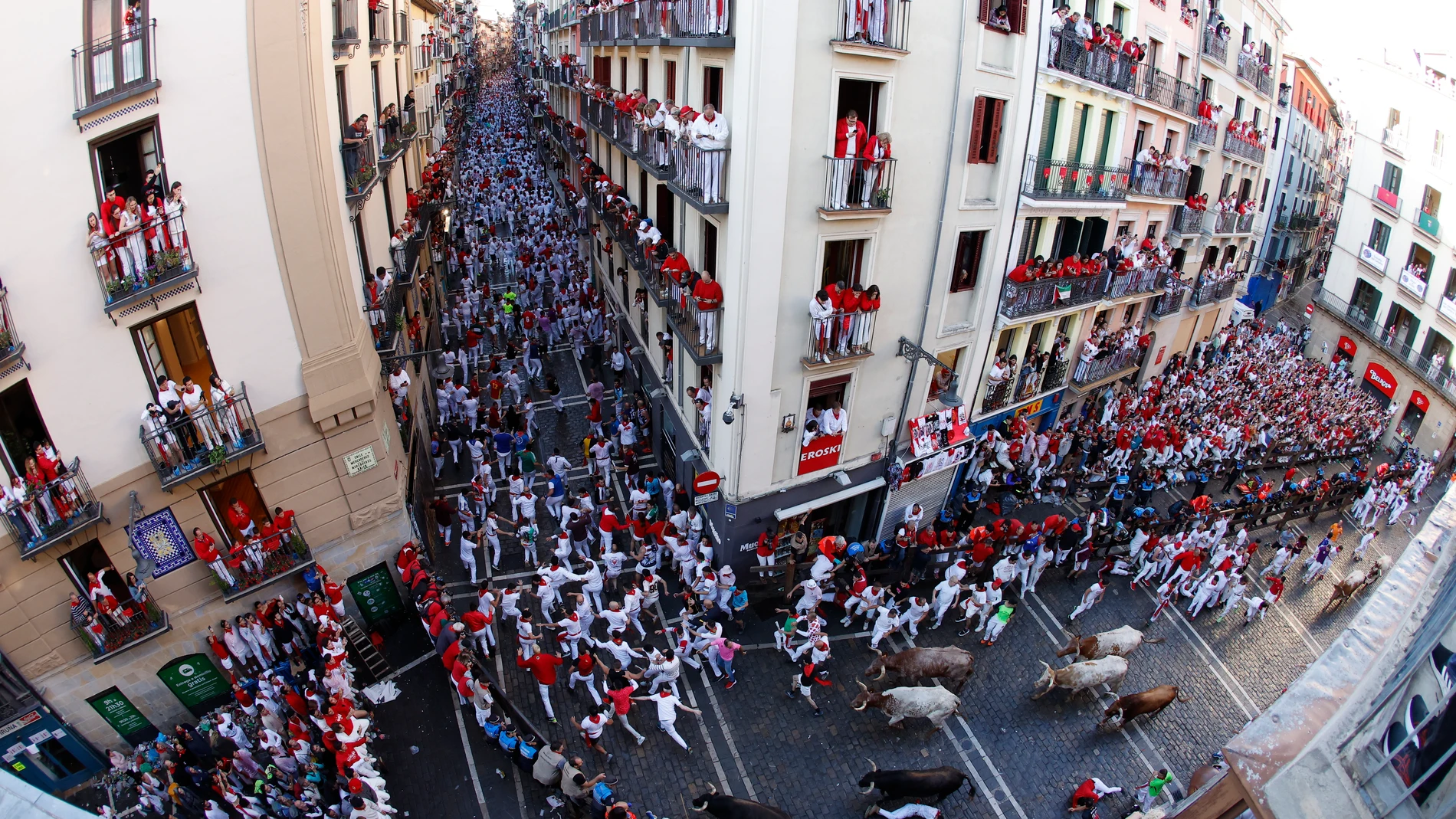 PAMPLONA, 07/07/2024.- Primer encierro de los Sanfermines en el Día de San Fermín, copatrón de Pamplona, ciudad que celebra esta Fiesta de Interés Turístico Internacional hasta el próximo 14 de julio. EFE/ Villar López
