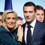 La líder ultra francesa, Marine Le Pen, junto su "delfín", Jordan Bardella