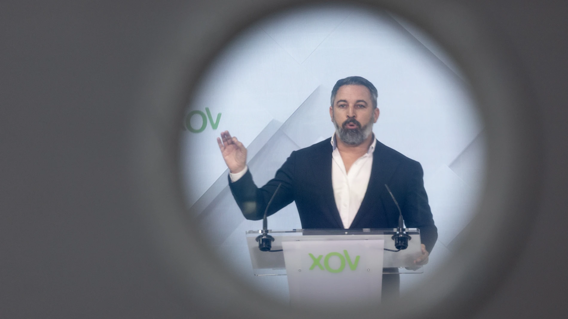 El líder de Vox, Santiago Abascal, durante una rueda de prensa posterior al Comité de Acción Política del partido, en la sede de VOX, a 8 de julio de 2024, en Madrid (España). El líder de VOX ha avisado que desde su formación considerarán "rotos" todos los pactos autonómicos con el PP si desde los gobiernos autonómicos en los que participan no utilizan "todos los medios políticos y legales" para evitar la distribución de menores migrantes. Abascal ha vinculado a los menores migrantes con el ...