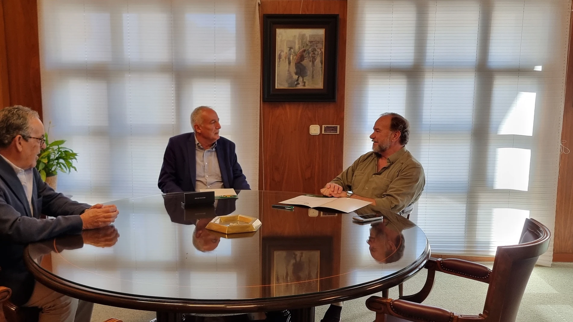 Los presidentes de ambas instituciones charlan tras la firma