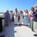 La alcaldesa ha aprovechado su visita a El Saler para ver la nueva iluminación del paseo de la Casbah