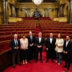 El líder del PP, Alberto Núñez Feijóo en el parlament de Cataluña junto a Alejandro Fernández, Manu Reyes, Elías Bendodo, Dolors Montserrat y Carmen Fúnez. 