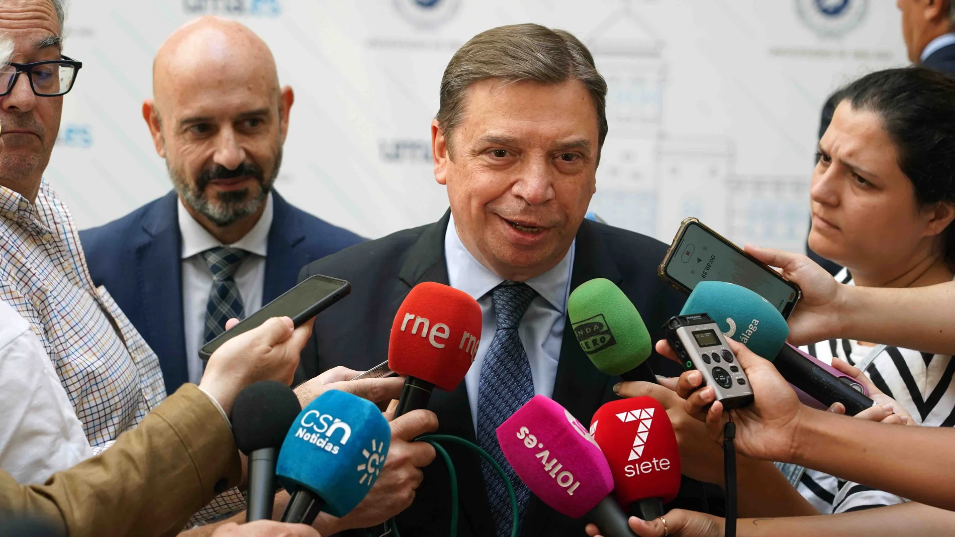 El ministro de Agricultura, Pesca y Alimentación, Luis Planas atiende a los medios de comunicación antes de su clase magistral en la UMA, a 8 de julio de 2024, en Málaga, Andalucía (España). El ministro de Agricultura, Pesca y Alimentación, Luis Planas, atiende a los medios antes de impartir la clase magistral 'Europa y el medio rural: la nueva legislatura europea', en el marco de los cursos de verano de la Universidad de Málaga (UMA) 2024. 08 JULIO 2024 Álex Zea / Europa Press 08/07/2024
