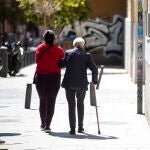 Imagen de una mujer mayor acompañada por su cuidadora. 