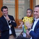 Conrado Íscar da la bienvenida a los niños participantes en el programa Vacaciones en Paz 2024