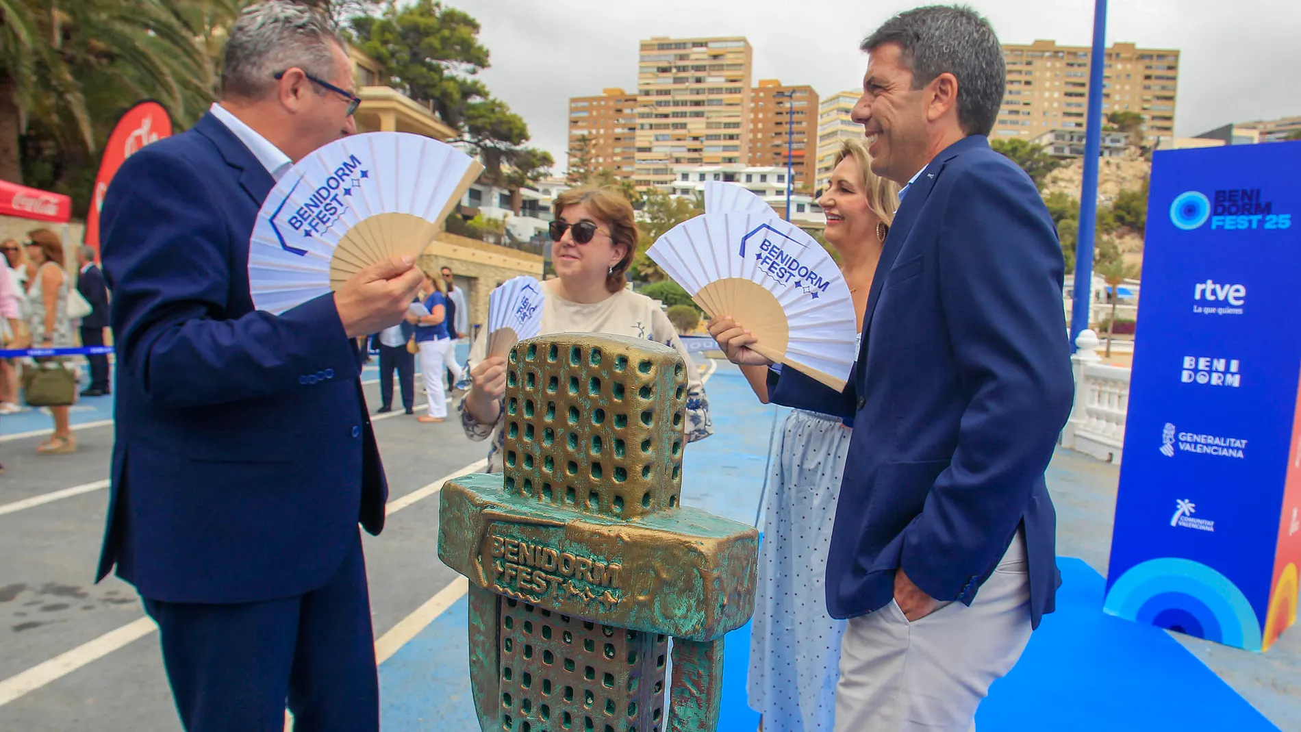 El alcalde de Benidorm,Toni Pérez, y el presidente de la Generalitat Valenciana, Carlos Mazón, con dos abanicos del Benidorm Fest hoy en la presentación del evento