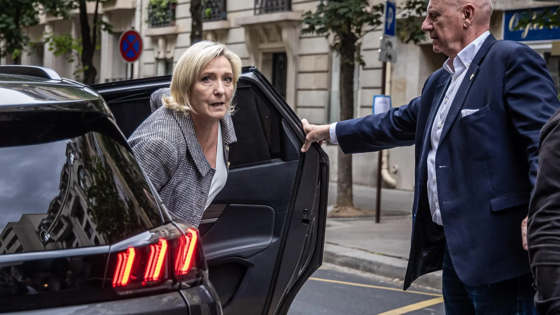 París (Francia), 08/07/2024.- La líder de Agrupación Nacional Marine Le Pen a su llegada a la sede del partido de extrema derecha, un día después de su derrota en la segunda vuelta de las elecciones parlamentarias, en París, Francia, este lunes. EFE/ Christophe Petit Tesson