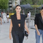 Vicky Martín Berrocal junto a su hermana llegando al Bernabéu.