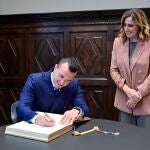 Vicente Mompó ha firmado en el libro de honor del Ayuntamiento de Valencia