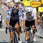 Mikel Landa entra en meta durante este Tour junto a Joao Almeida