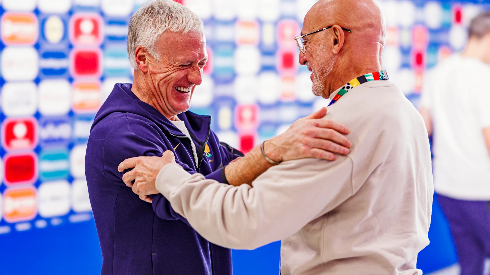 MÚNICH (ALEMANIA), 08/07/2024.- El entrenador de la selección española, Luis de la Fuente (d), saluda al seleccionador francés, Didier Deschamps (i), durante una rueda de prensa en Múnich, Alemania, este lunes, en la víspera del partido de semifinales de la Eurocopa 2024 entre España y Francia. EFE/RFEF/Pablo García SOLO USO EDITORIAL/ SOLO DISPONIBLE PARA ILUSTRAR LA NOTICIA QUE ACOMPAÑA / (CRÉDITO OBLIGATORIO) FOTO RFEF