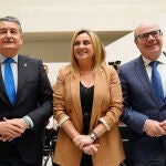 La alcaldesa de Granada, Marifrán Carazo (c), junto al consejero de la Presidencia, Interior, Diálogo Social y Simplificación Administrativa, Antonio Sanz (i), del rector de la Universidad de Granada, Pedro Mercado (d)