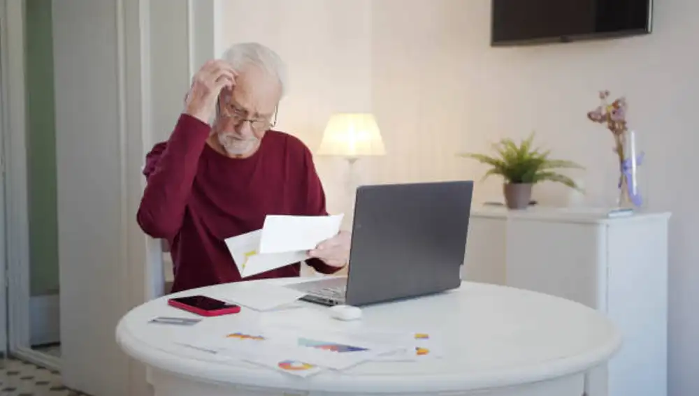 Hombre jubilado con una carta
