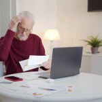 Hombre jubilado con una carta